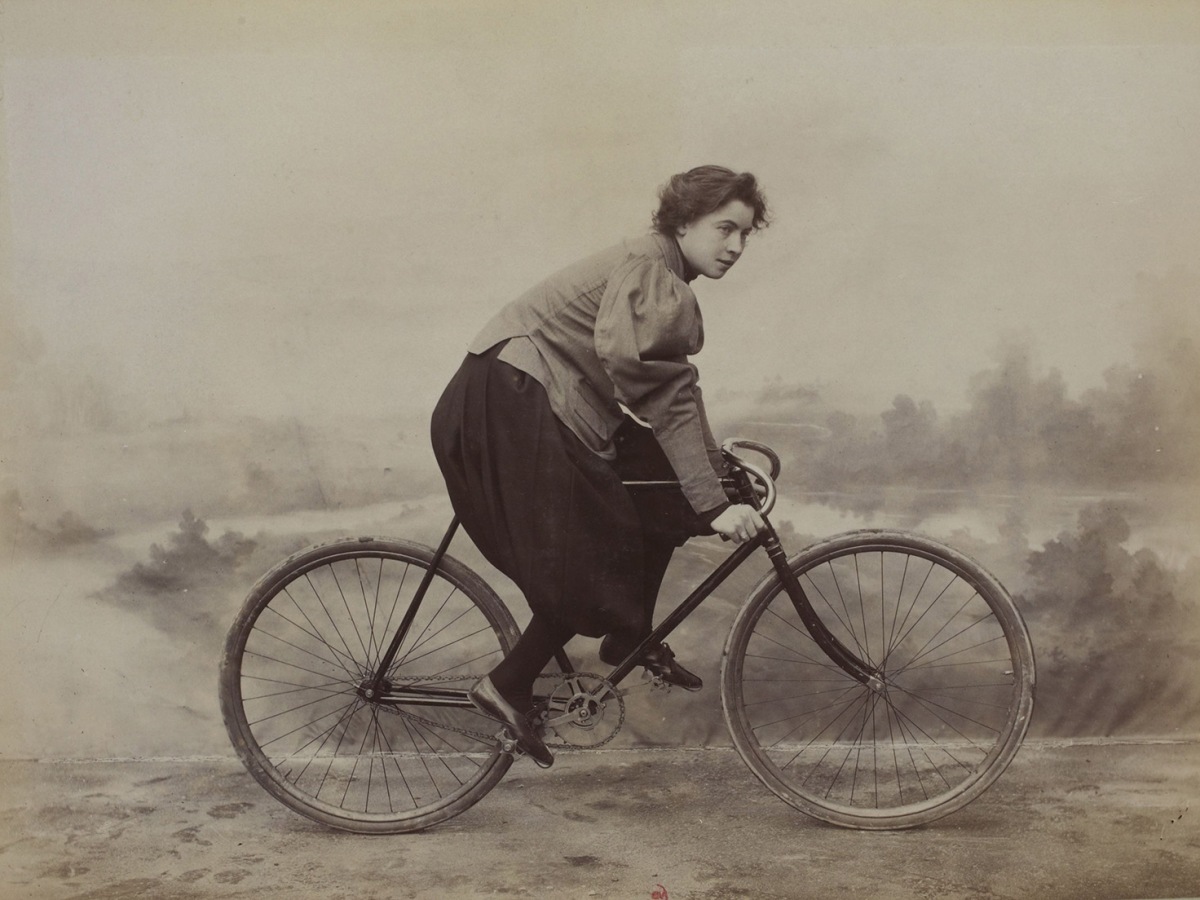 Истории женщин, которые боролись с патриархатом, ездили на велосипедах и носили брюки